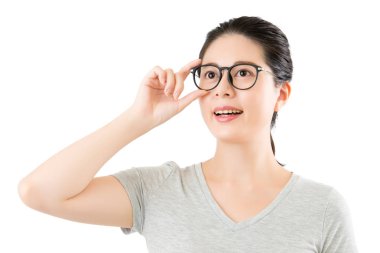 güzel Asyalı kadın deneyin yeni gözlük için seçme