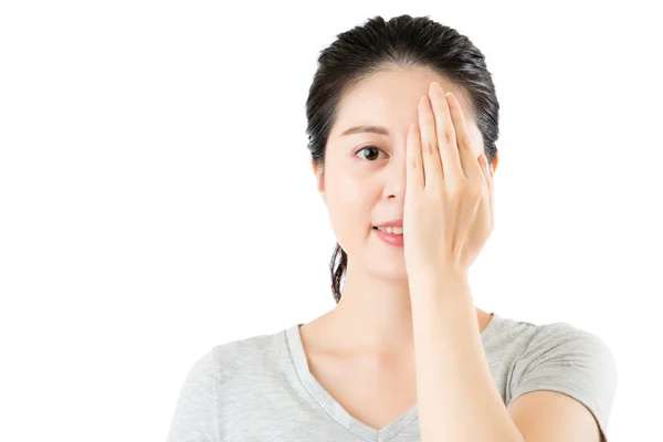 Mujer asiática revisando la vista. cerrar un ojo con la mano — Foto de Stock