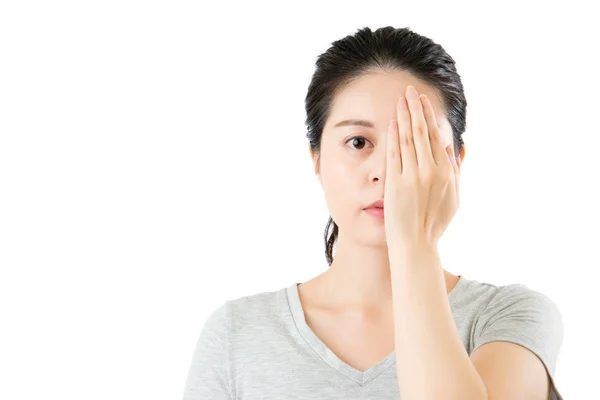 Ασιατικές γυναίκα επανεξέταση όραση. Κλείνοντας το ένα μάτι με το χέρι — Φωτογραφία Αρχείου