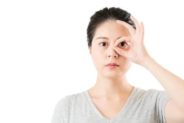 Asiático mujer espectáculo ok gesto para bueno ojo visión — Foto de Stock