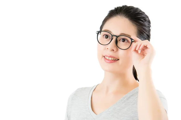 Belle asiatique femme essayer sur nouveau lunettes de vue mode — Photo