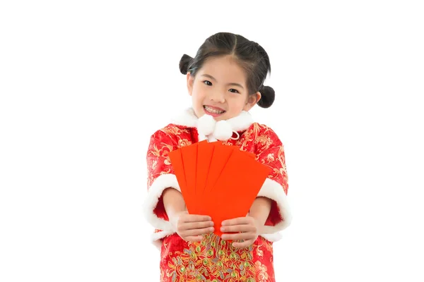 Маленька дівчинка тримає червоні конверти на щастя — стокове фото