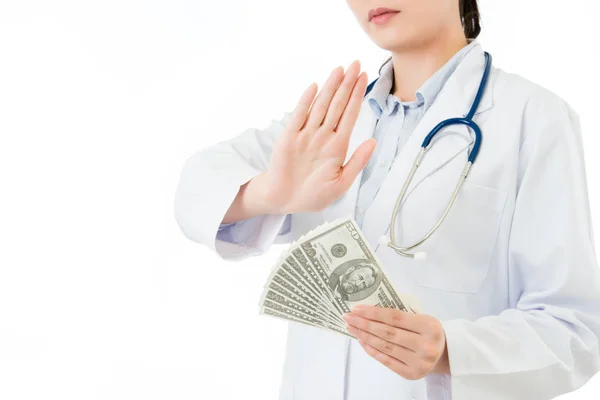 Ασιατικές γυναίκα γιατρός αρνούνται χρήματα δωροδοκίας με καμία κίνηση — Φωτογραφία Αρχείου