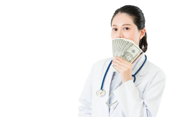 Ασιατικές γυναίκα γιατρός συγκρατημένο γέλιο χαχανίζω πάρει χρήματα δωροδοκίας — Φωτογραφία Αρχείου