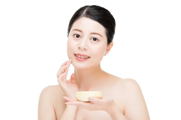 Güzellik Asyalı kadın yüzüne yüz losyonu ürün uygulama — Stok fotoğraf