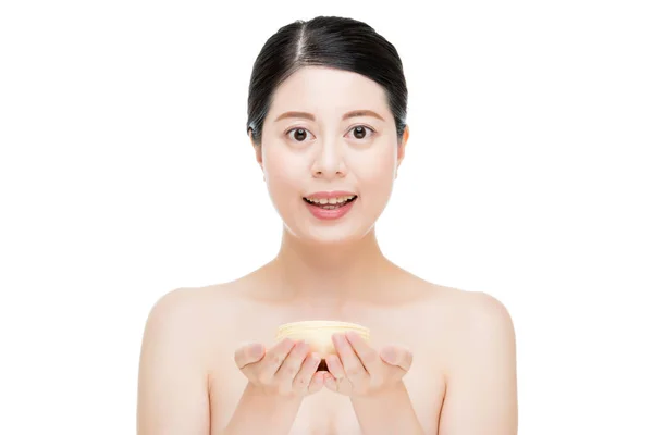 Asiático beleza mulher exibição apresentando facial produto — Fotografia de Stock