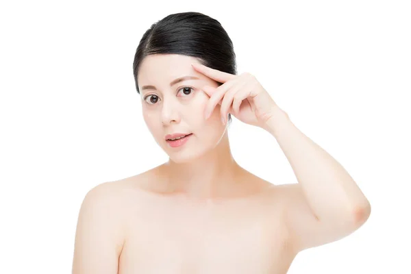 Asiatico bellezza donna applicando occhio crema mano gesto — Foto Stock