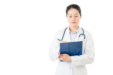Asyalı doktor tıbbi durum panoya yazılı kalem tutan