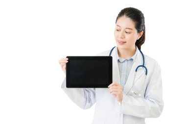 mutlu Asyalı doktor gösteren boş dijital tablet pad