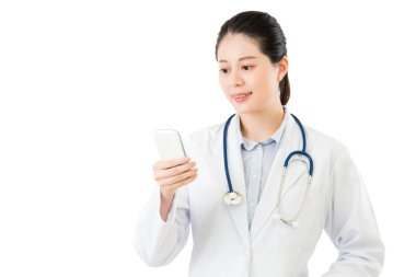 güzel Asyalı doktor beyaz izole smartphone kullanarak