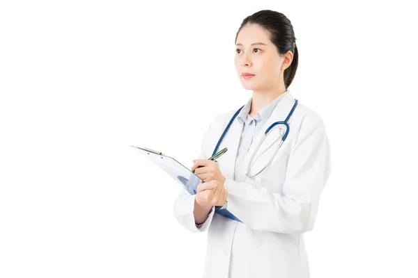 Asiático médico segurando caneta escrevendo caso médico na área de transferência — Fotografia de Stock