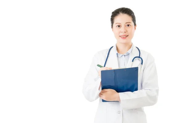 Azjatycki lekarz trzymając pióro pisania przypadek medyczny w schowku — Zdjęcie stockowe