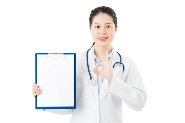 Belleza asiático médico ok gesto mostrando en blanco portapapeles — Foto de Stock