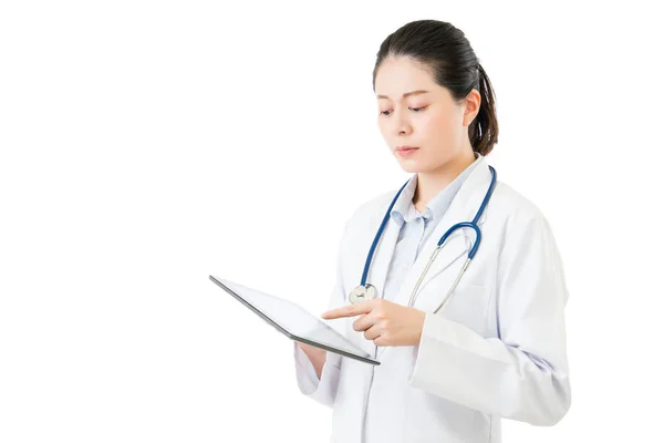 Asijské doktor krása pomocí digitálních tablet pad dotykové obrazovky — Stock fotografie