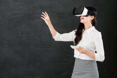 Asyalı öğretmen dokunmatik ekran ile Vr kulaklık smartphone