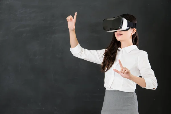 Aziatische vrouw leraar controle paneel scherm met Vr headset — Stockfoto