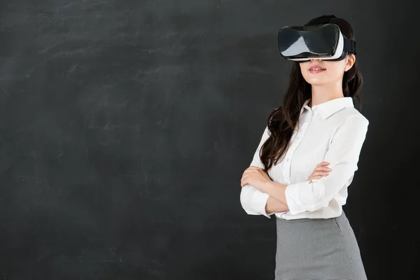Asiática mulher professor desfrutar experiência VR headset educação — Fotografia de Stock