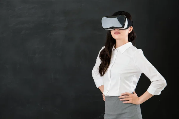 Asiática mulher professor desfrutar experiência VR headset educação — Fotografia de Stock