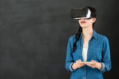 Asyalı öğrenci dokunmatik ekran ile Vr kulaklık smartphone