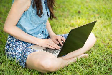 park açık bilgisayar kullanan güzel Asyalı kadın
