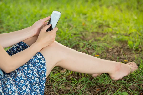 Hermosa mujer asiática usando teléfono inteligente en al aire libre — Foto de Stock