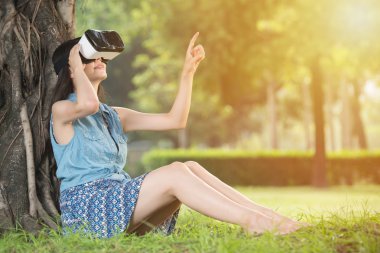 güzel Asyalı kadın değmek perde ile Vr kulaklık