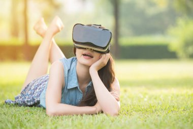 güzel Asyalı kadın Vr kulaklık gözlük aygıt deneyimi