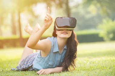 güzel Asyalı kadına dokun scrrn Vr kulaklık ile