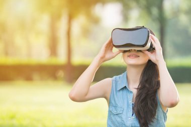 güzel Asyalı kadın Vr kulaklık gözlük aygıt deneyimi