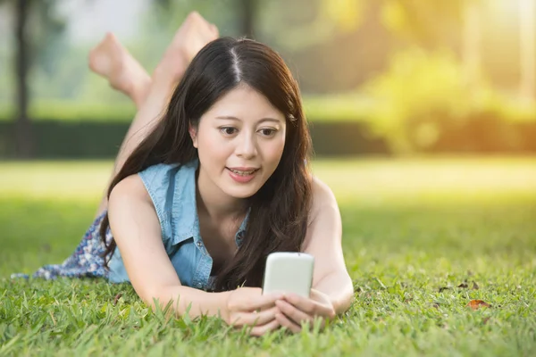 Mujer asiática usando teléfono inteligente con teléfono inteligente — Foto de Stock