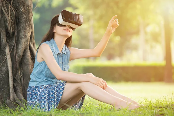 Belle asiatique femme tactile écran avec VR casque — Photo