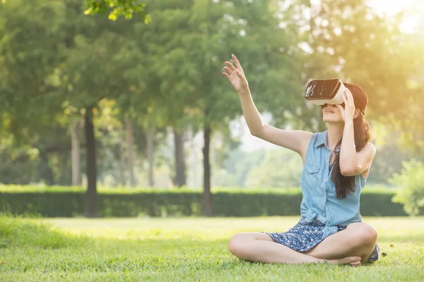 Belle asiatique femme touch scrrn avec VR casque — Photo