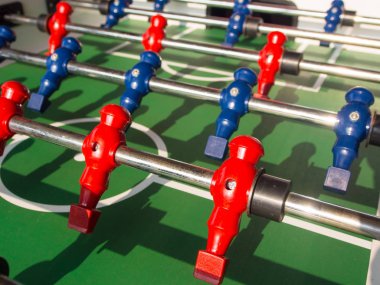 Kırmızı ve mavi oyuncular takım ile masa futbol oyunu