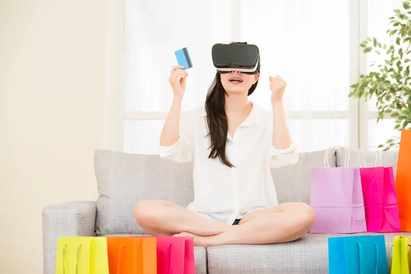 Mulher asiática compras com fone de ouvido VR por cartão de crédito — Fotografia de Stock