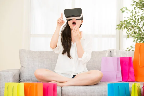 Ásia mulher sentir surpresa compras online com VR fone de ouvido — Fotografia de Stock