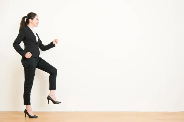 Giovane donna d'affari che cammina sui gradini della carriera — Foto Stock