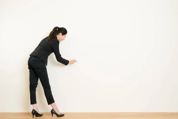 Joven negocio asiático mujer en con pluma dibujo — Foto de Stock