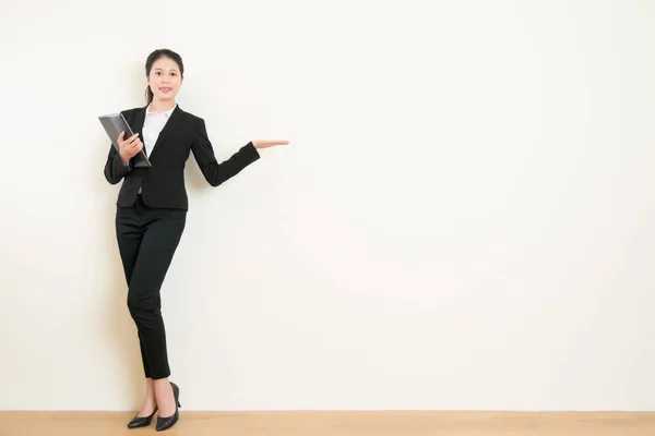 Joven mujer de negocios celebración tableta de almohadilla que muestra pantalla — Foto de Stock