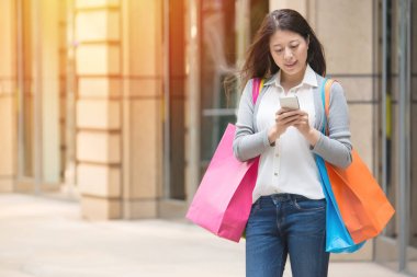 akıllı telefon kullanan güzel alışveriş kadın