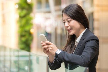 smartwatch işkadını elinde boş ekran ile