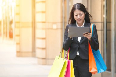 iş kadını onun dijital tablet vasıl arıyorsunuz