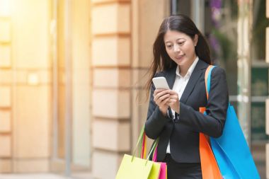cep telefonu kullaranarak işkadını elinde