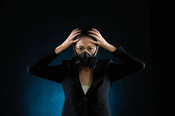 Siyah ve mavi arka plan üzerinde koruyucu maske kadında — Stok fotoğraf