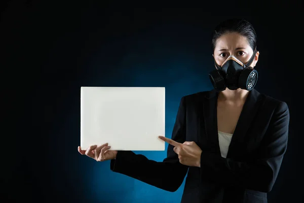 Mujer asiática usando una máscara presentando tablero en blanco — Foto de Stock