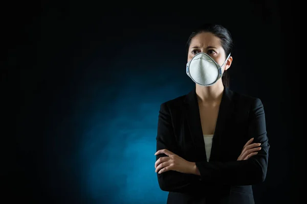 Persona que usa máscara protectora contra infecciones — Foto de Stock