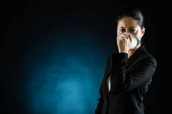 Retrato de una joven mujer de negocios con una máscara — Foto de Stock