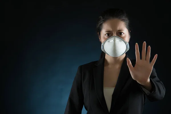 Mujer que usa una máscara facial para lidiar con el virus — Foto de Stock