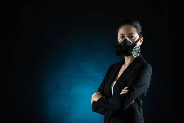 Mujer de negocios asiática usar mascarilla — Foto de Stock