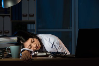Doktor klinik masa üzerinde uyku yorgun hissediyorum