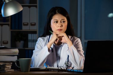 Doktor el çene ve düşünme tutmak